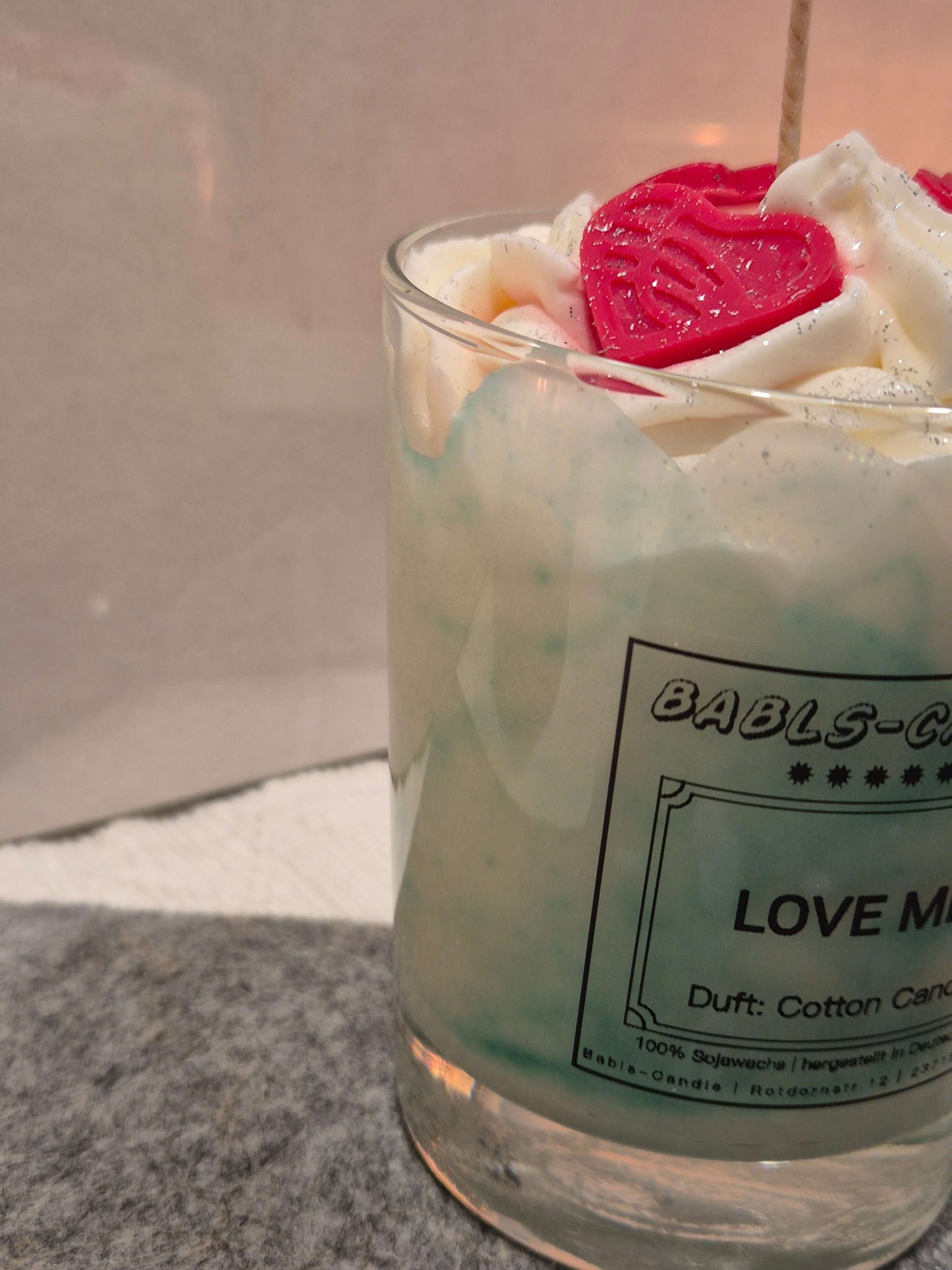 Love Me Cotton Candy Candle Detailansicht rosa Zuckerwatte
