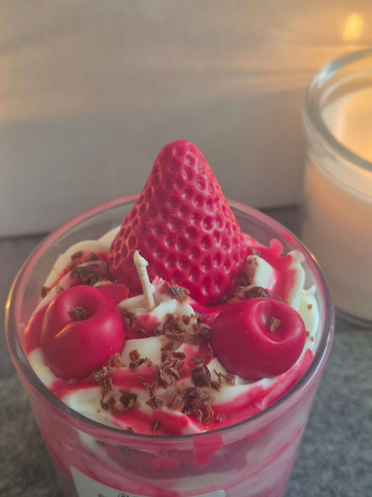 Strawberry Cherry Crumble Kerze von oben - Sojawachskerze mit Erdbeeren, Kirschen und Schokoraspeln