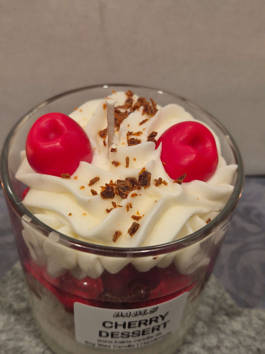 Cherry Dessert Kerze - Draufsicht mit Sahnetopping und Kirschen