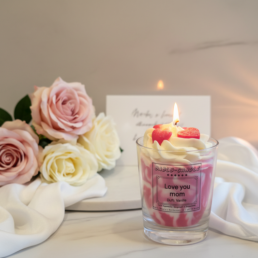 Lifestyle-Bild Love you Mom - brennende Kerze im Vordergrund