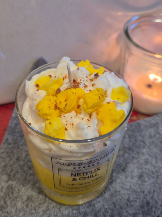 Netflix & Chill Sojawachs Kerze von oben - vegane Vanille Duftkerze handgemacht in Deutschland