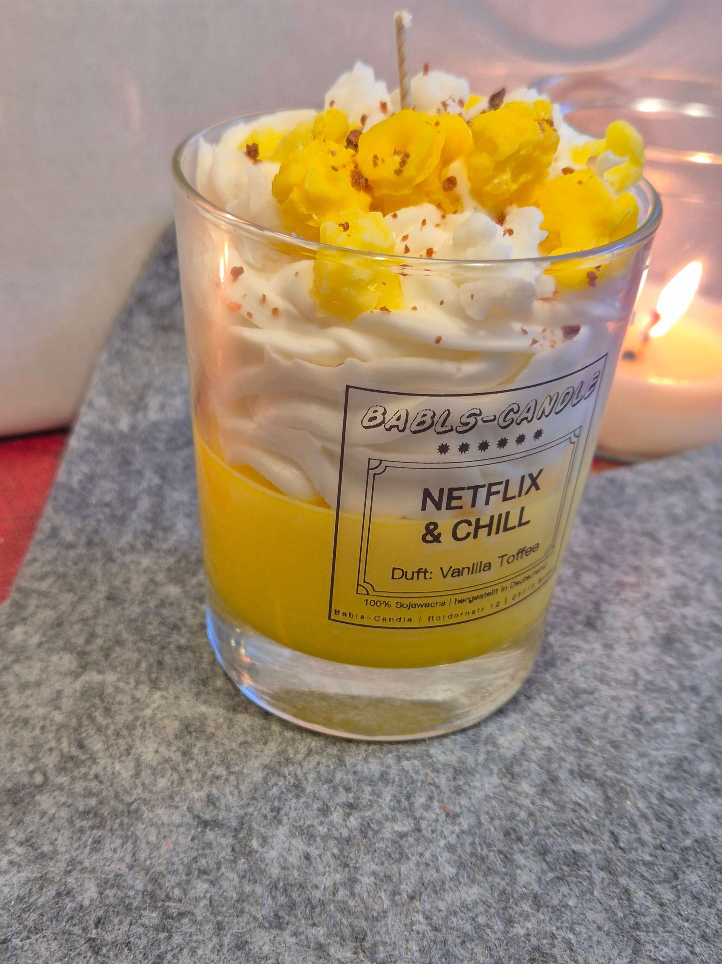 Handgemachte Netflix & Chill Kerze Seitenansicht - Premium Sojawachs Duftkerze Made in Germany