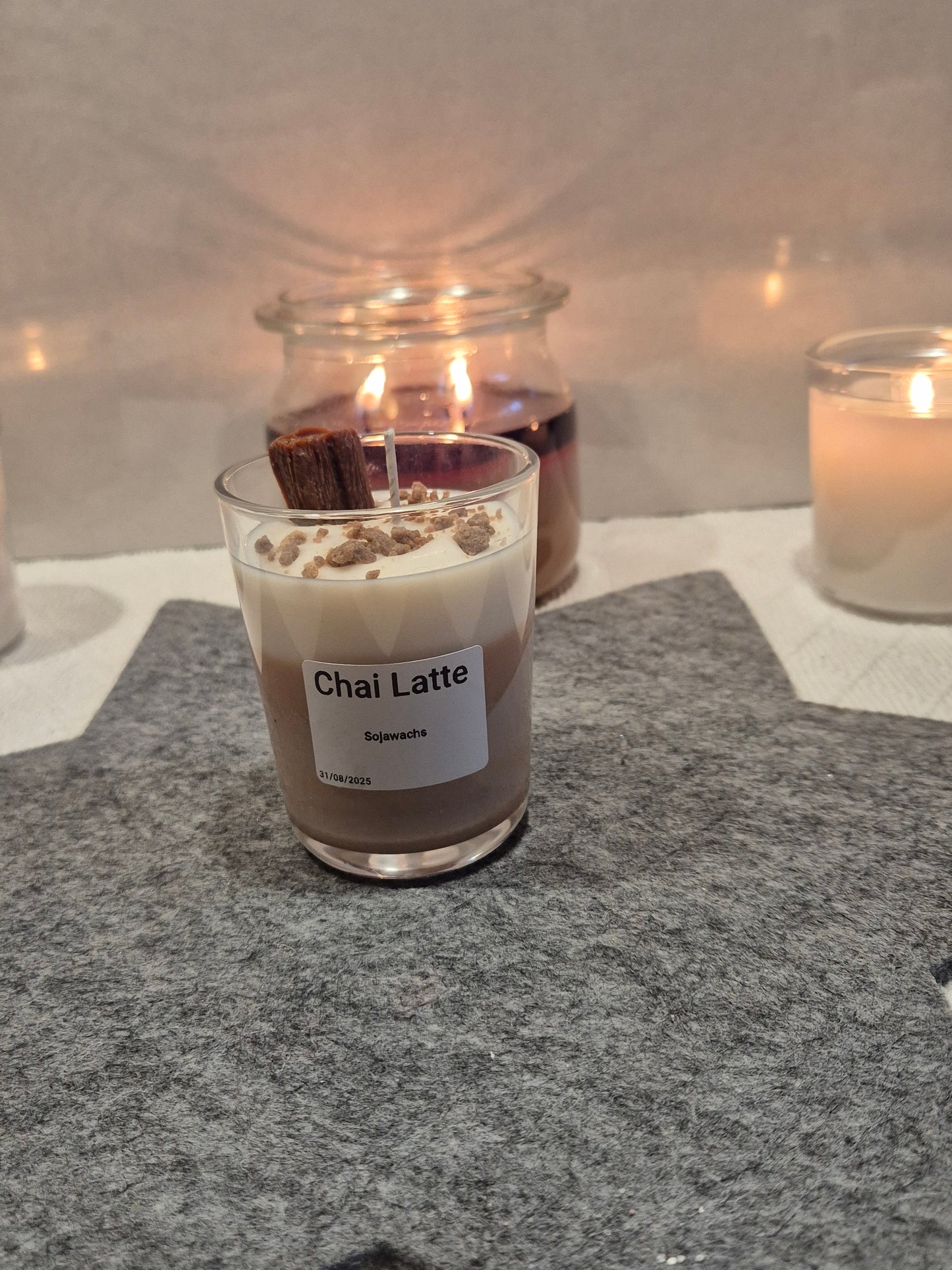 Chai Latte Kerze Nahaufnahme braun cremig