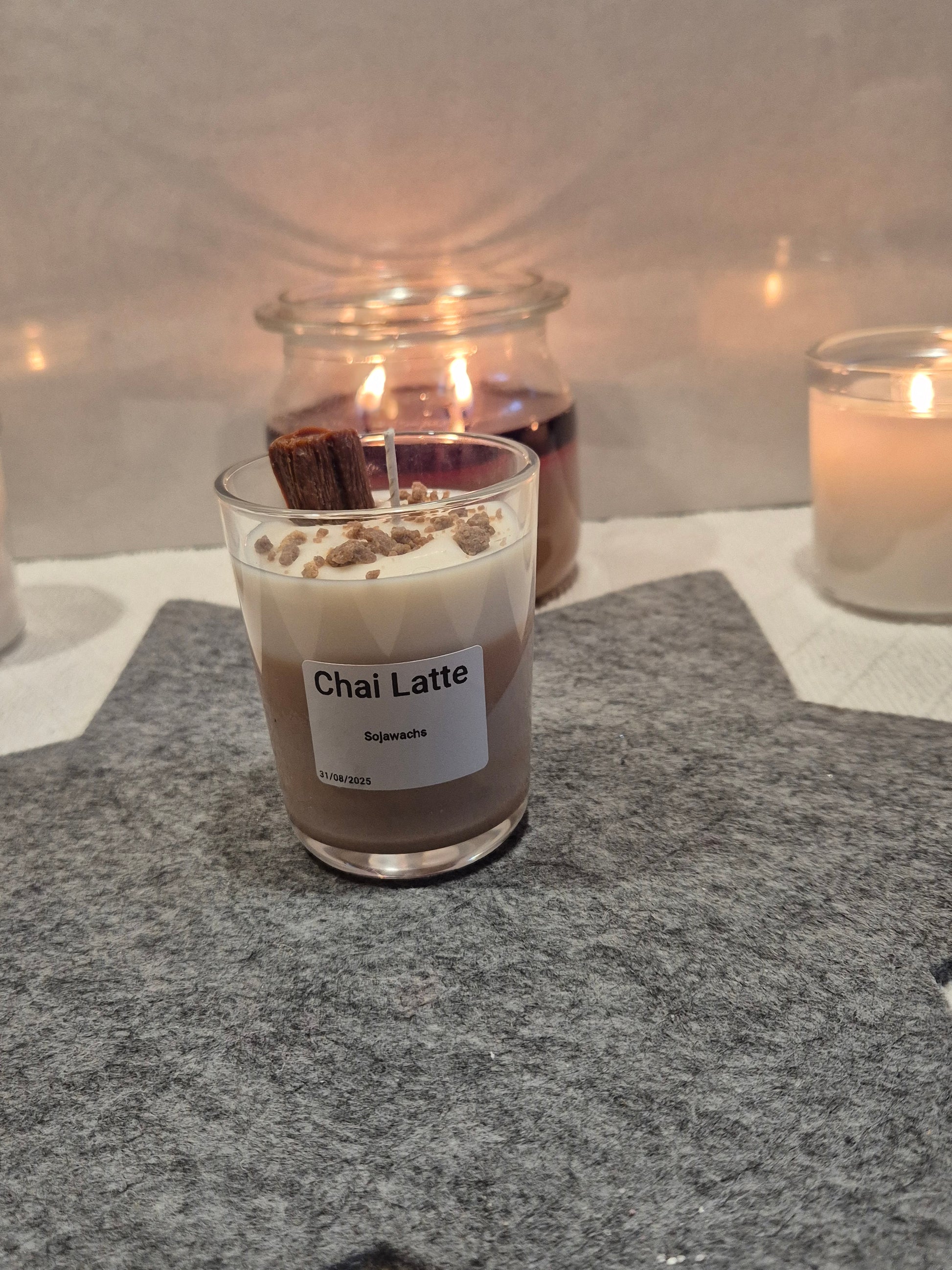 Chai Latte Kerze Nahaufnahme braun cremig