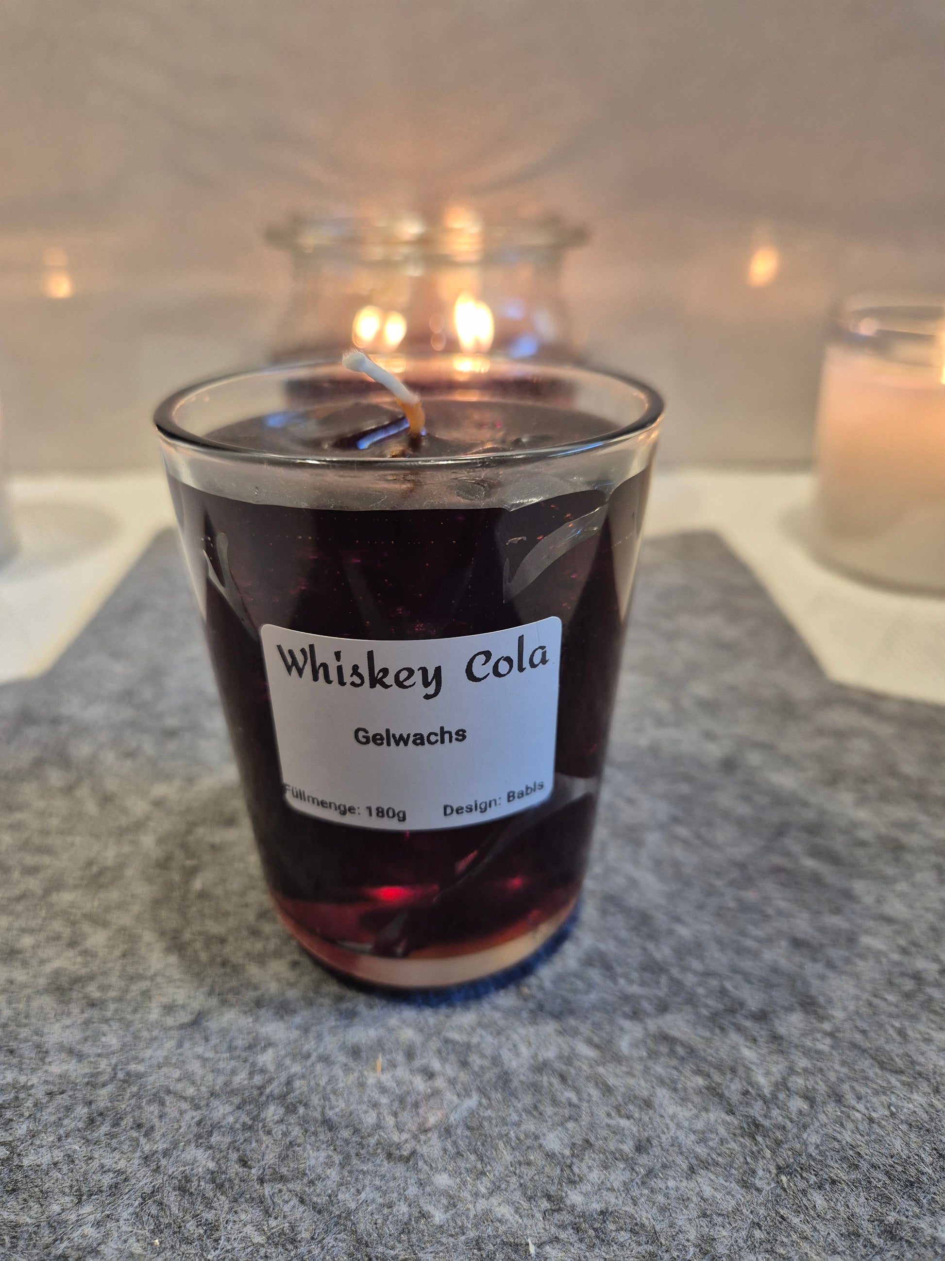 Whiskey Cola Candle Nahaufnahme braun Bar-Feeling
