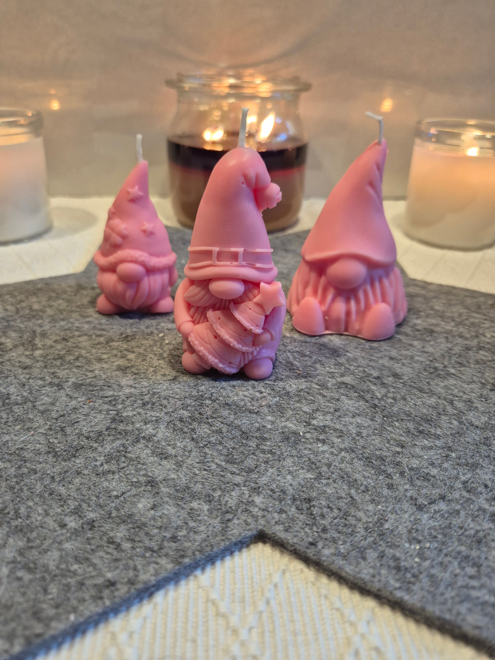 Niedliche Wichtel Kerze rot Soy Wax vegan