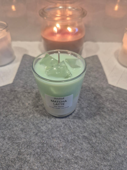 Matcha Latte Kerze Nahaufnahme grüne Farbe handgemacht