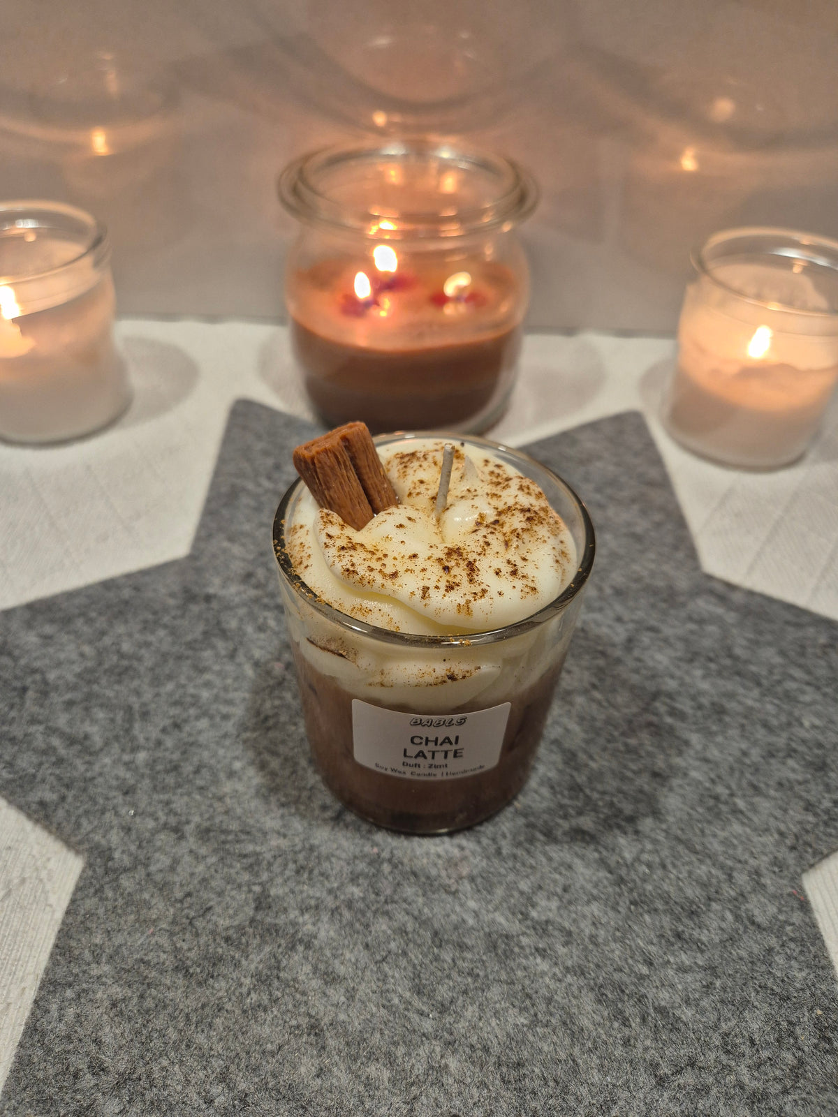 "Chai Latte Candle Nahaufnahme Zimtstangen Dekoration Sojawachs"