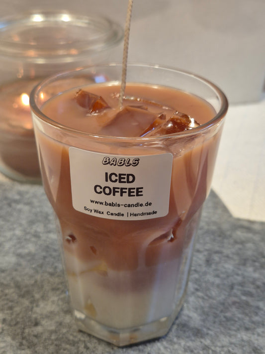 Iced Coffee Kerze Sojawachs kalter Kaffeeduft"
"Eiskaffee Kerze Nahaufnahme braun handgemach