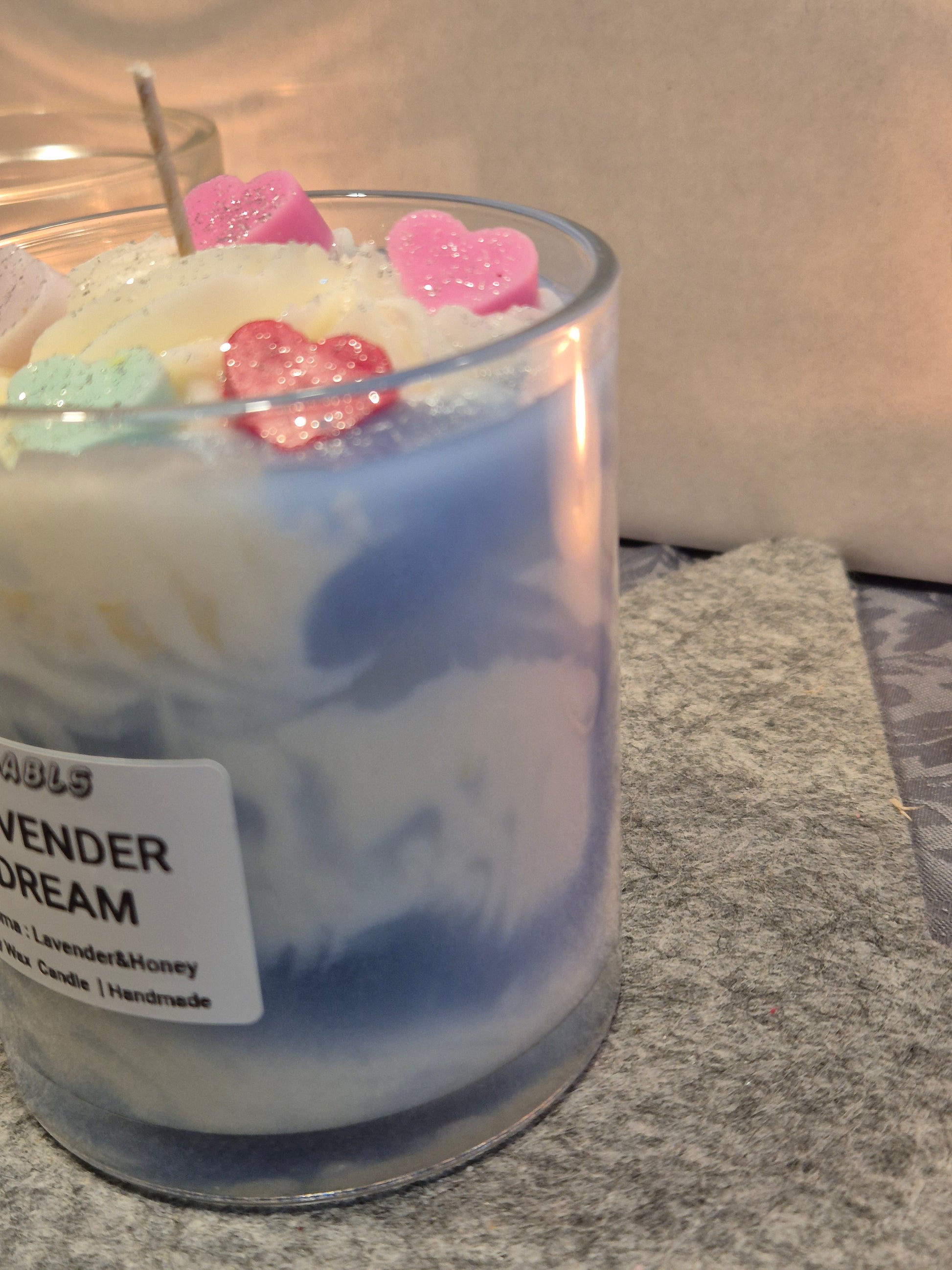 "Lavender Dream Candle Detailansicht beruhigender Duft"