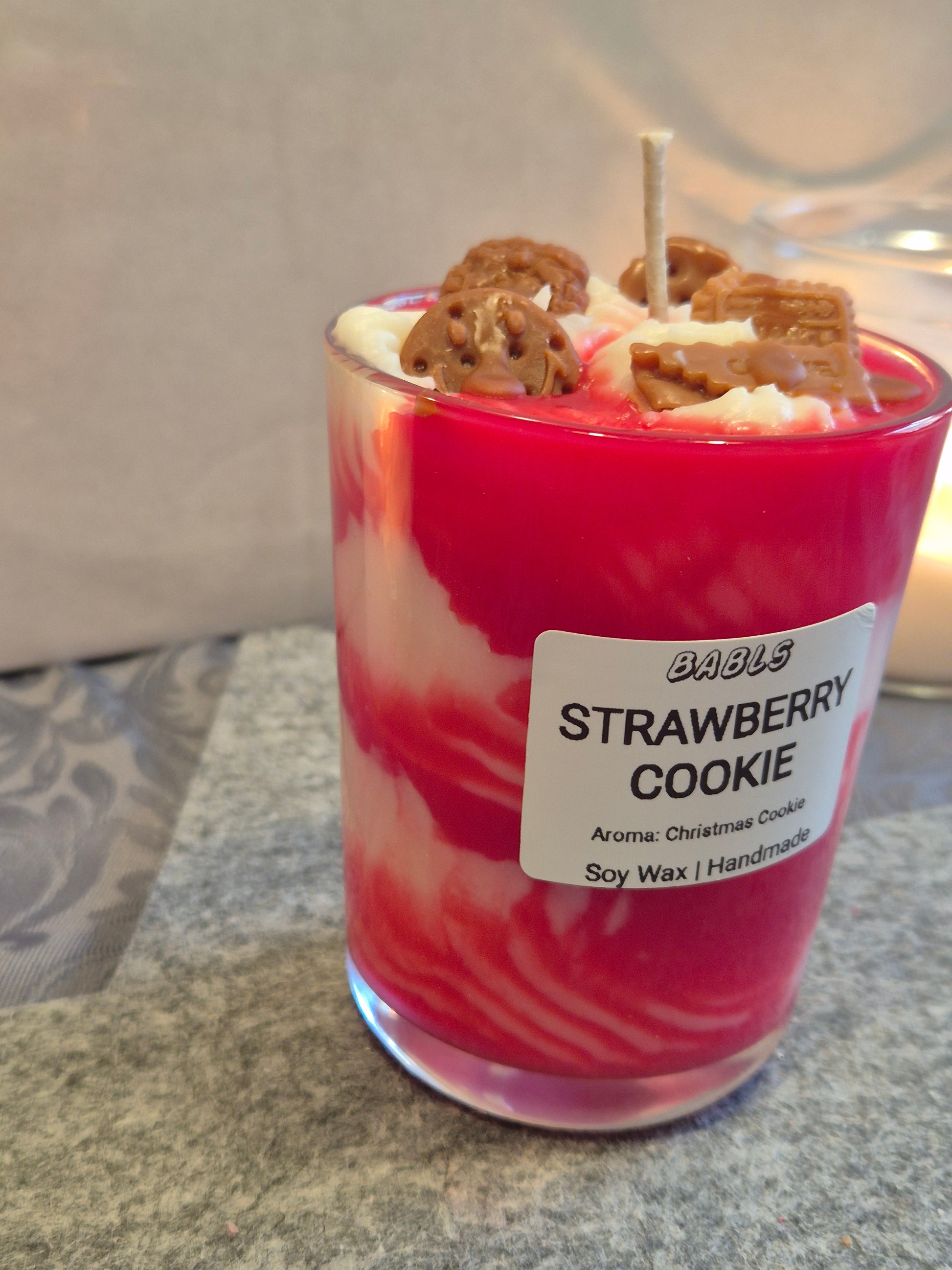 "Erdbeer Cookie Kerze Nahaufnahme süßer Duft handgemacht"