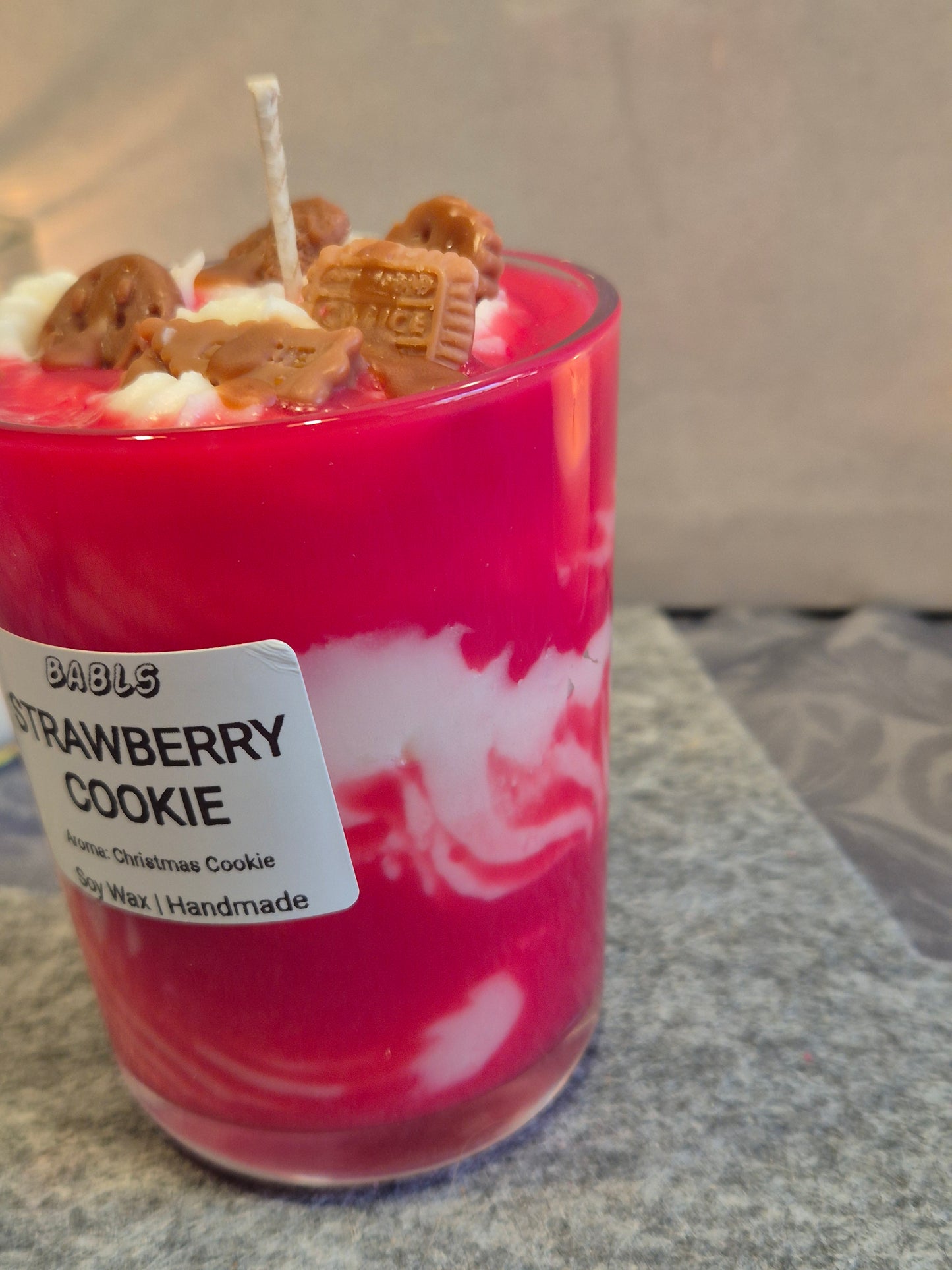"Strawberry Cookie Candle Detailansicht rosa Farbe"