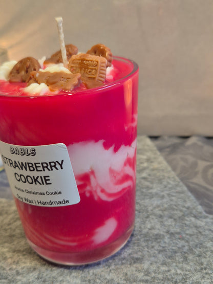"Strawberry Cookie Candle Detailansicht rosa Farbe"