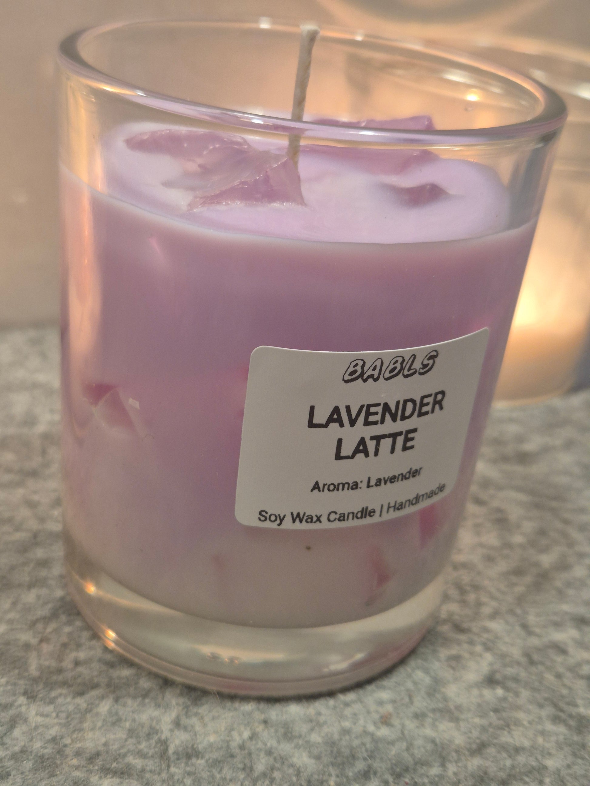 "Lavendel Latte Kerze Nahaufnahme beruhigender Duft"