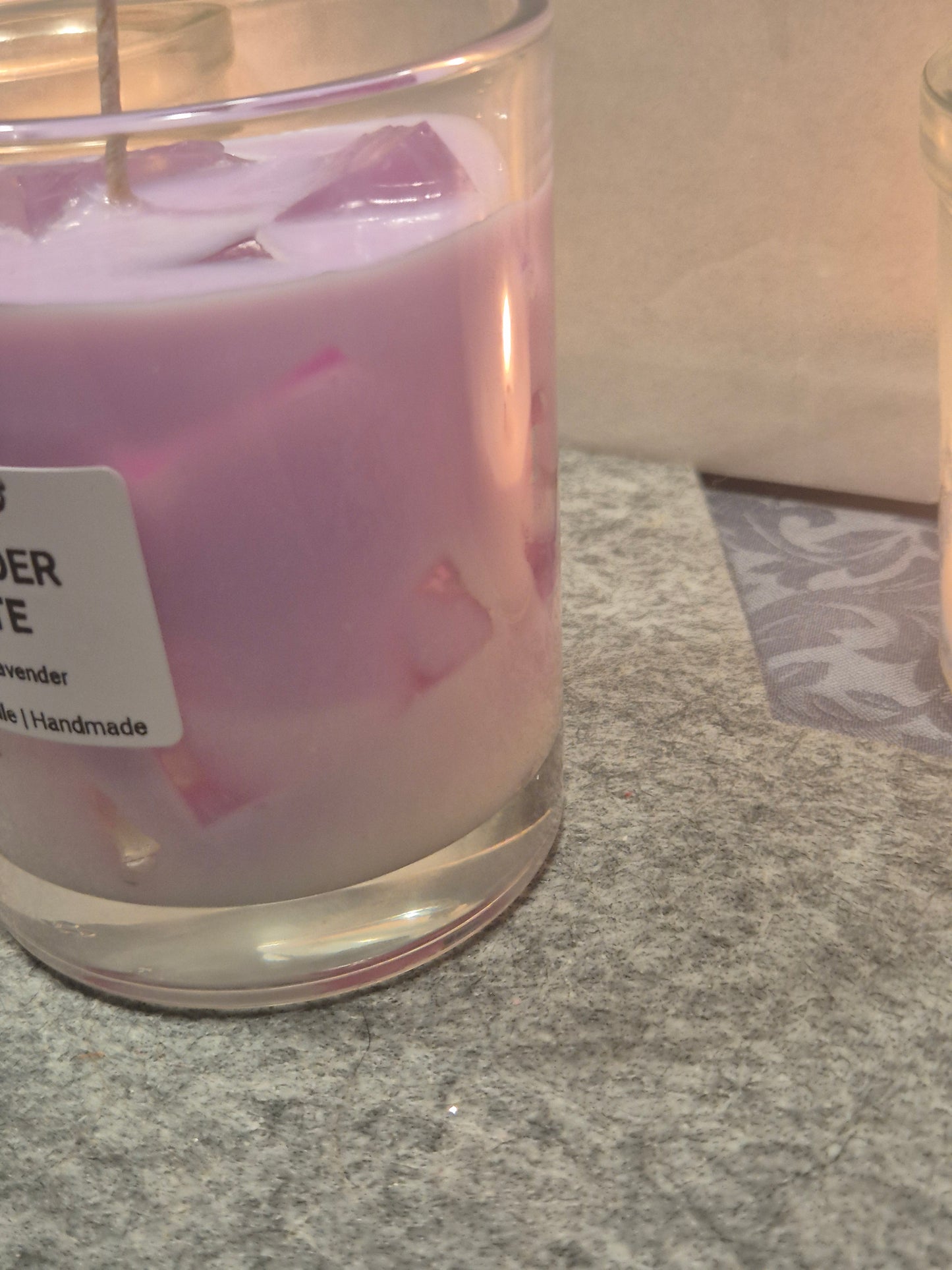 "Lavender Candle Sojawachs Detailansicht lila Farbe"