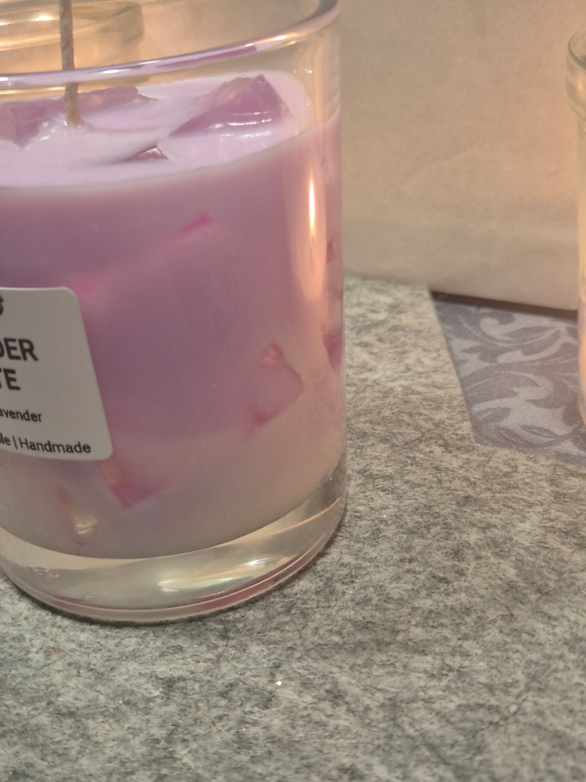 "Lavender Candle Sojawachs Detailansicht lila Farbe"