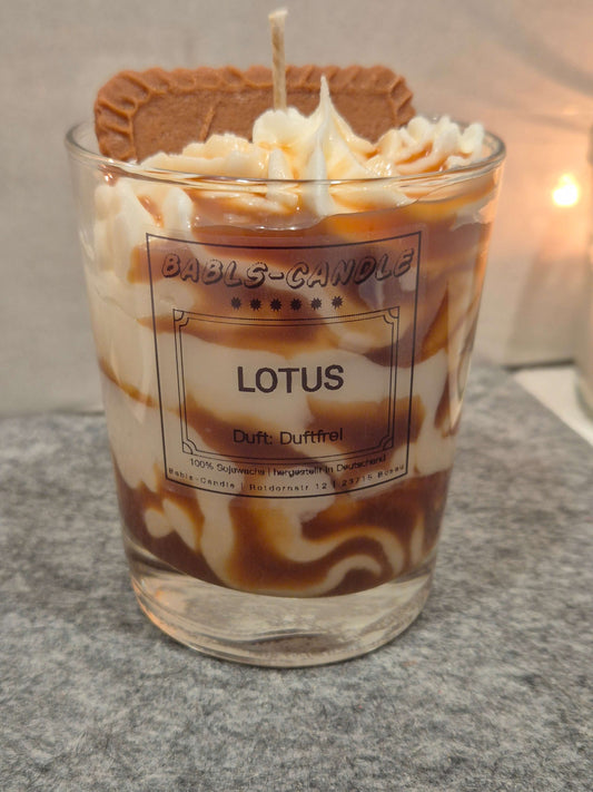 Lotus Kerze Sojawachs von vorne - duftfreie handgemachte Kerze in Lotus-Form
