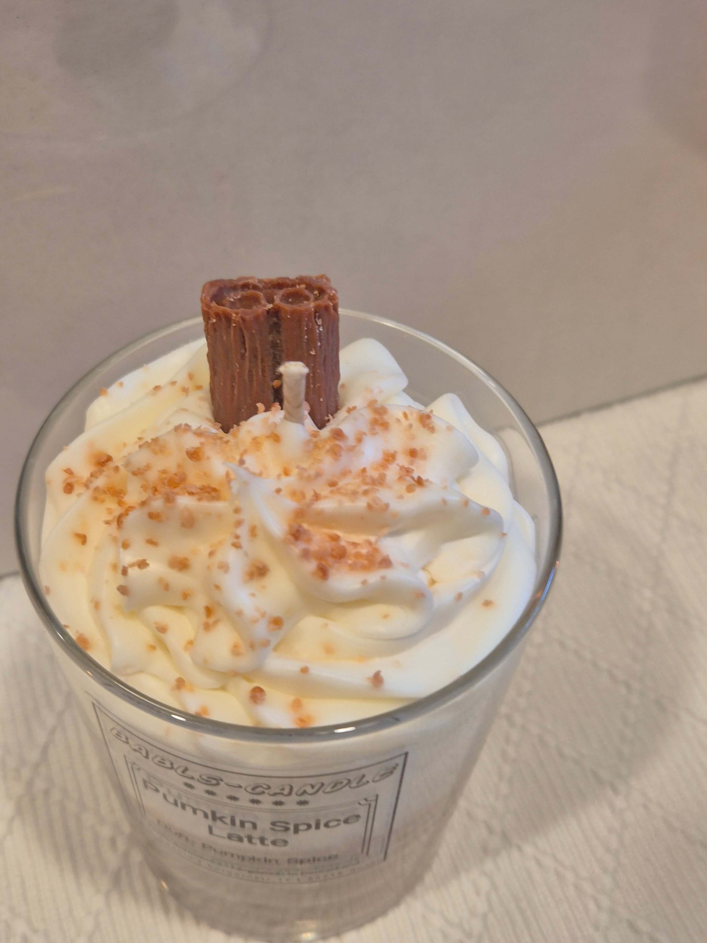 Pumpkin Spice Latte Kerze Seitenansicht – handgemachte Sojawachs Duftkerze Babls-Candle