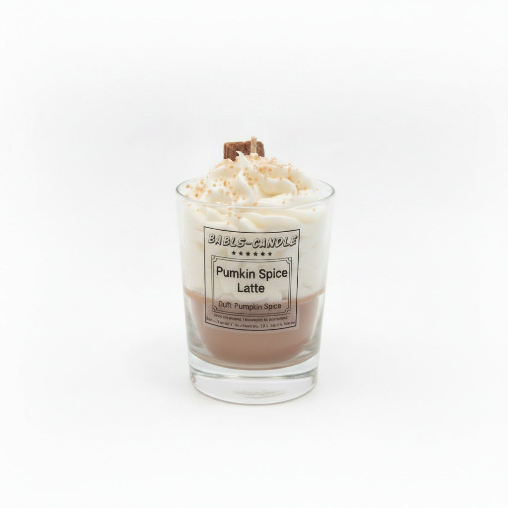 Pumpkin Spice Latte Duftkerze Draufsicht – Sojawachs mit Sahne-Topping und Zimtstange
