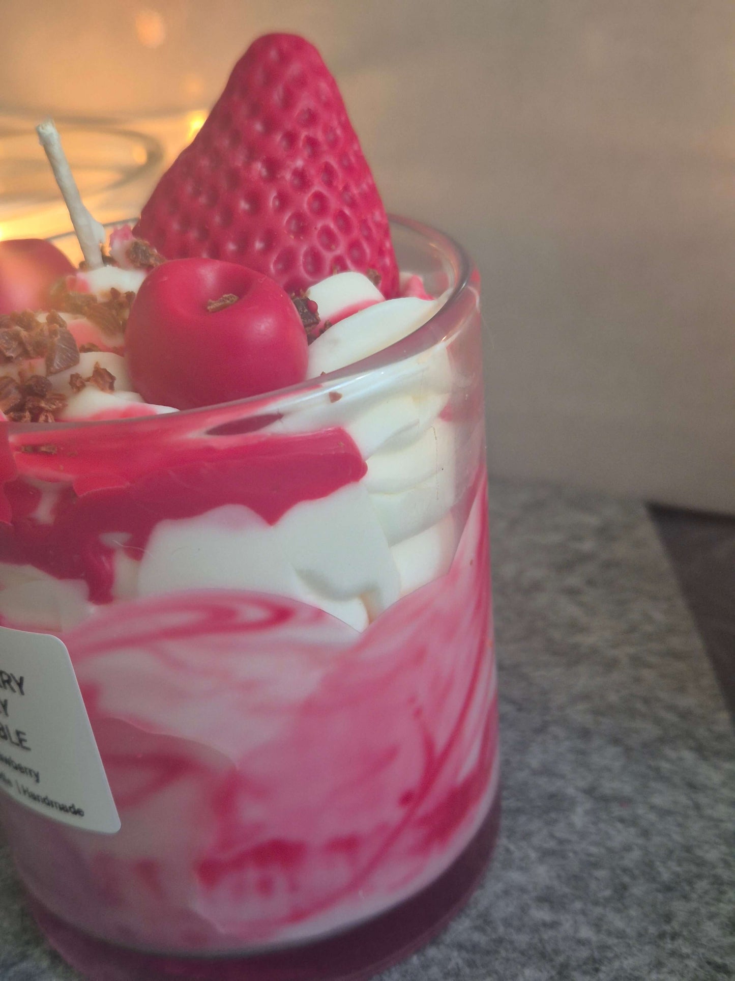 Strawberry Cherry Crumble Kerze Seitenansicht links - vegane Duftkerze im Glas

