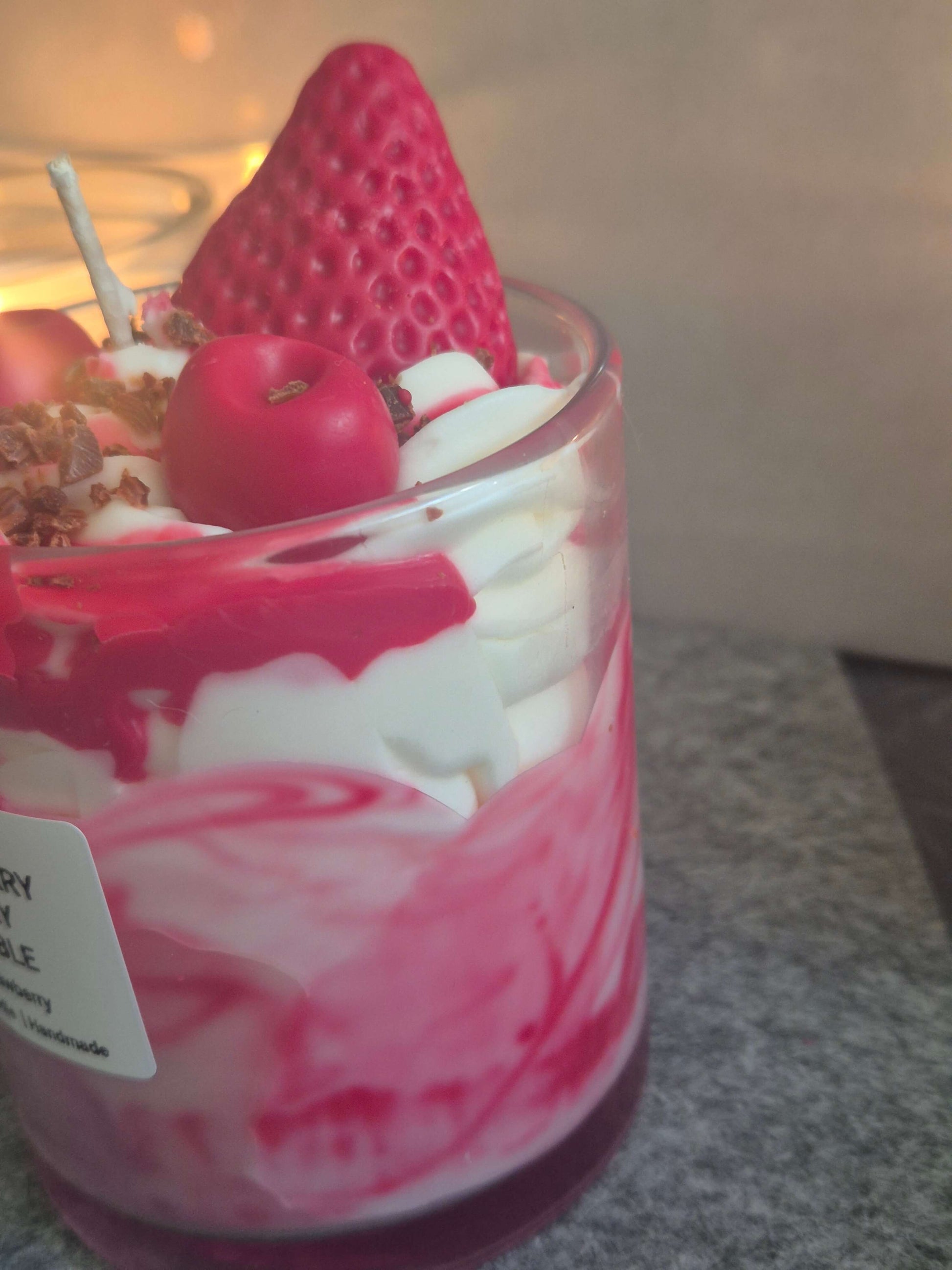 Strawberry Cherry Crumble Kerze Seitenansicht links - vegane Duftkerze im Glas
