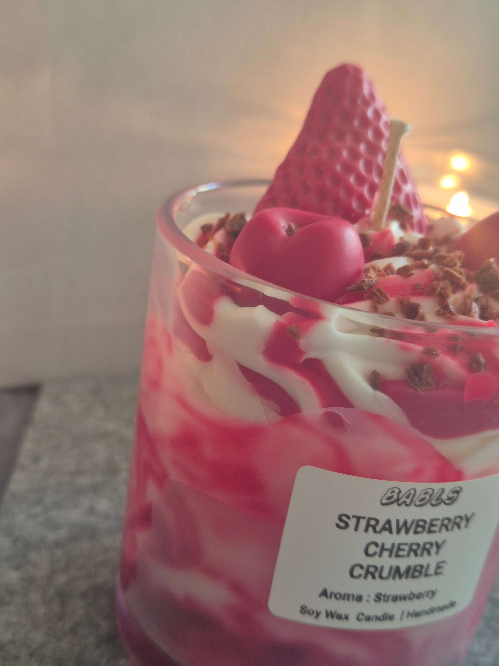 Strawberry Cherry Crumble Kerze Seitenansicht rechts - nachhaltige Sojawachskerze handgefertigt
