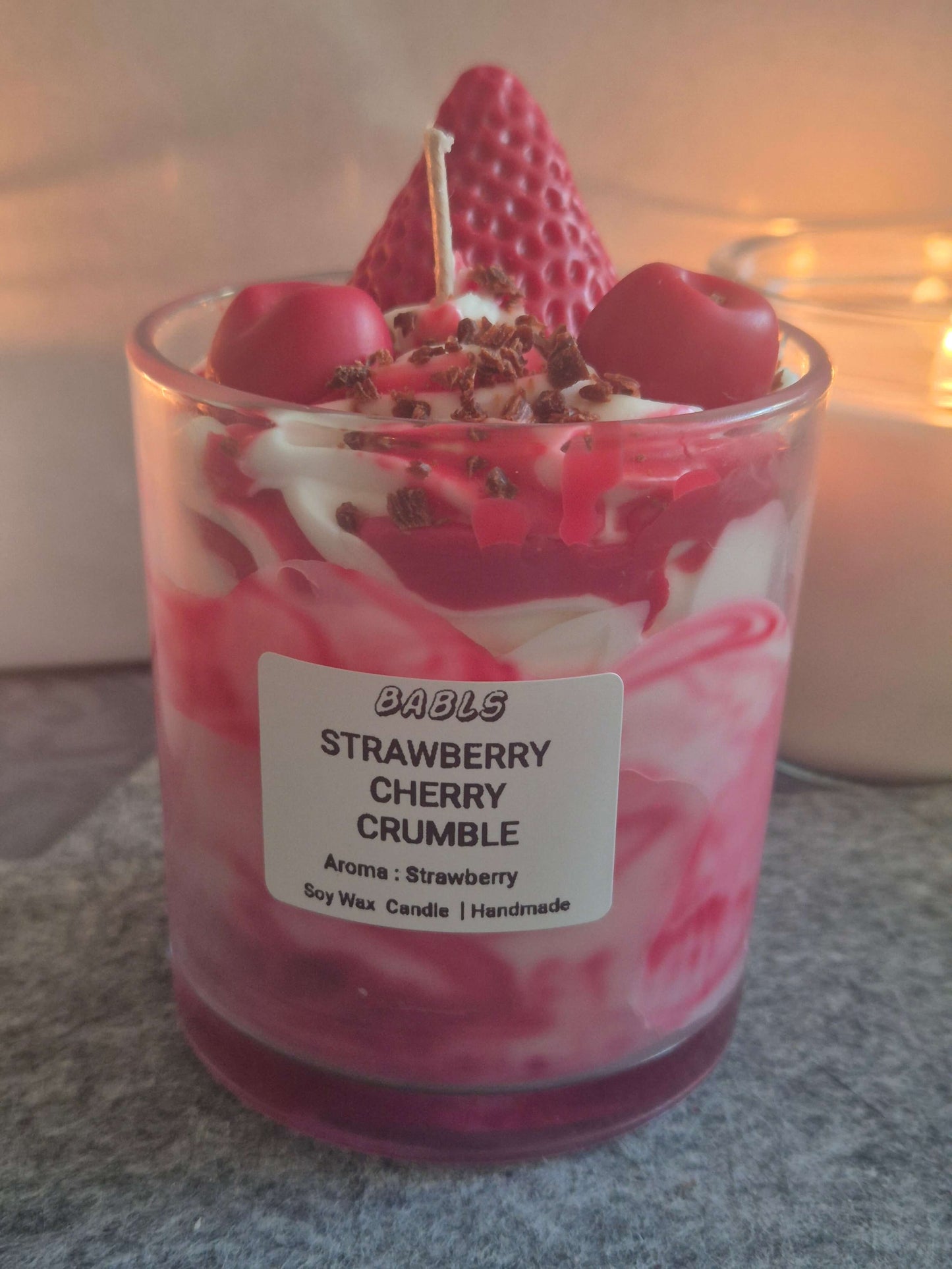 Strawberry Cherry Crumble Kerze Sojawachs von vorne - handgemachte Duftkerze mit Erdbeere und Kirsche Deko
