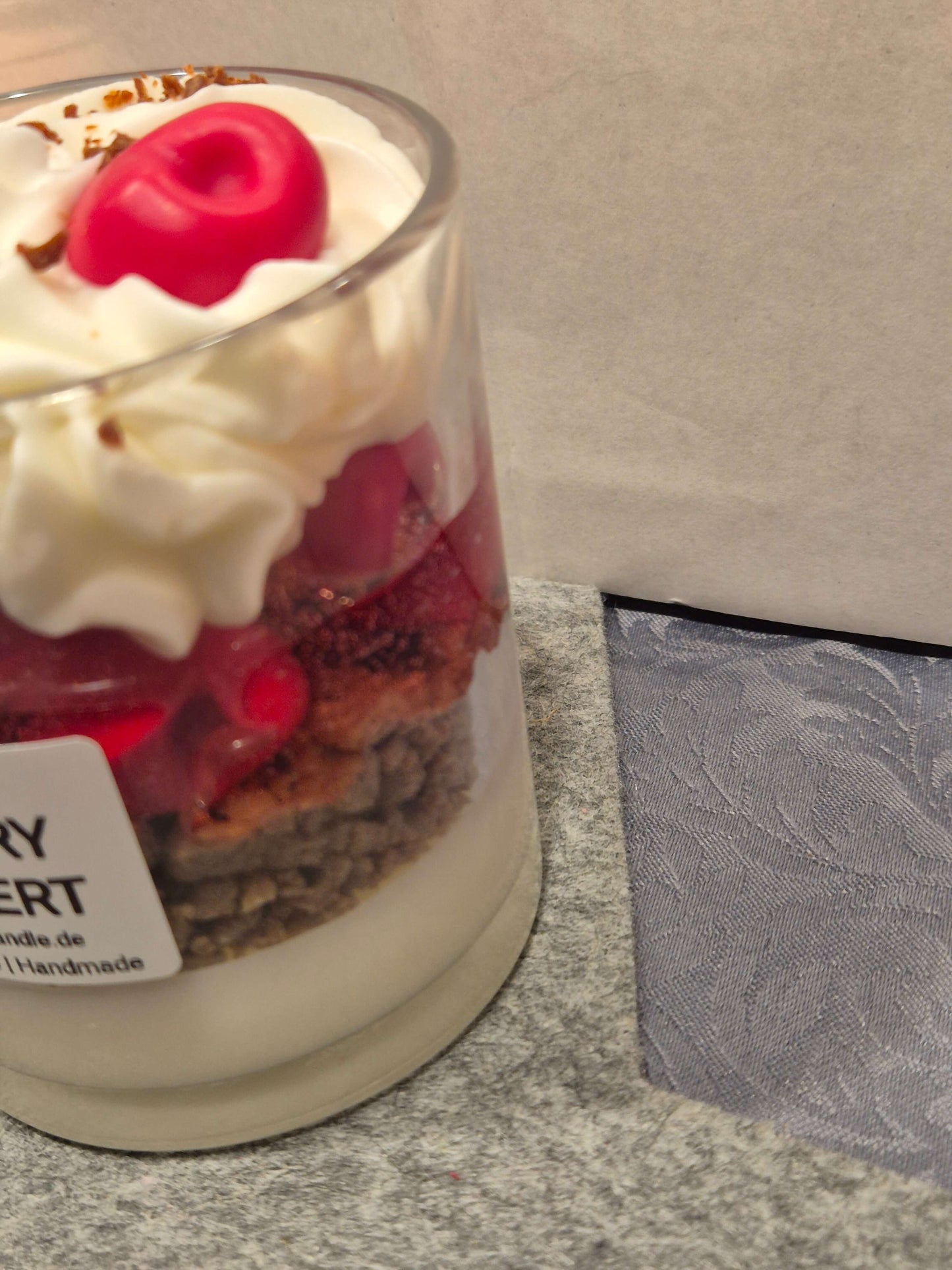 Cherry Dessert Kerze - Seitenansicht links