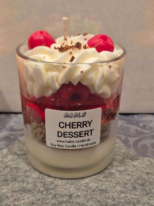 Cherry Dessert Kerze aus Sojawachs - Frontansicht mit Kirschdekoration
