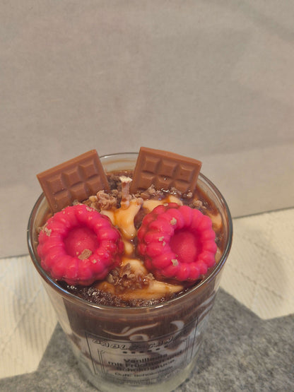 Babls Candle Duftkerze Vanilleeis mit Schokosauce – Seitenansicht mit Schokolade-Vanille-Wachsschichten, roten Himbeeren und Schokoladenstückchen