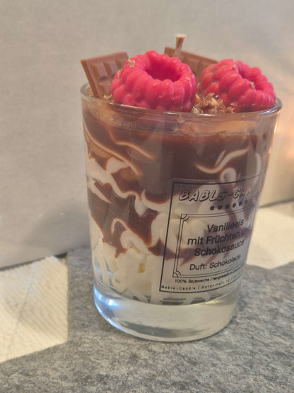 Babls Candle Duftkerze Vanilleeis – Draufsicht mit Himbeeren, Schokoladentäfelchen und Docht, Duft Schokolade