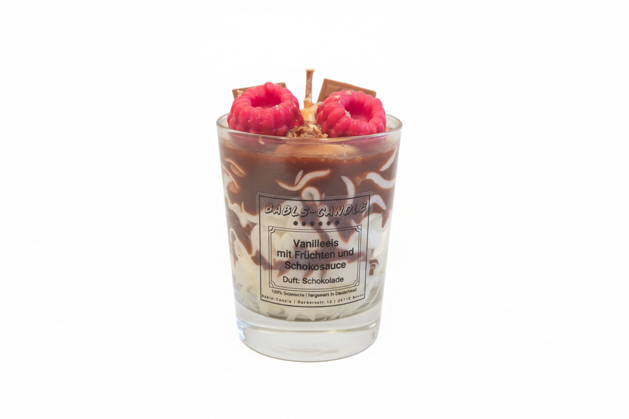 Babls Candle Duftkerze Vanilleeis mit Früchten und Schokosauce – Sojawachs im Glas mit Himbeeren und Schokoladendeko, weißer Hintergrund