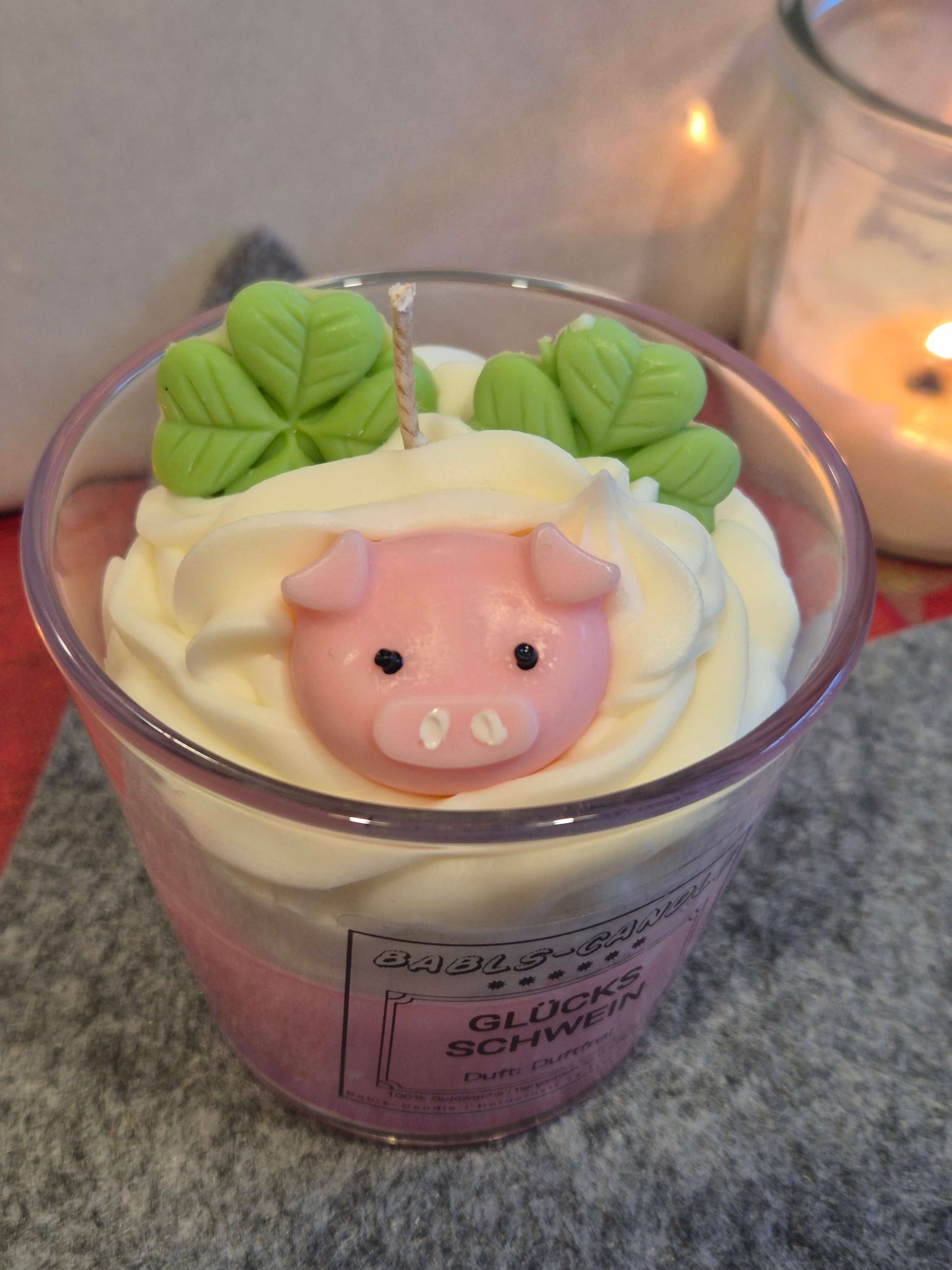 Glücksschwein Sojawachs Kerze von oben - vegane duftfreie Kerze handgefertigt in Deutschland
