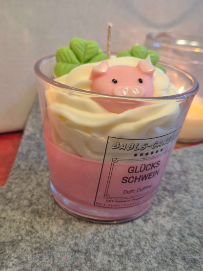Handgemachte Glücksschwein Kerze Seitenansicht - Premium Sojawachs Kerze als Glücksbringer
