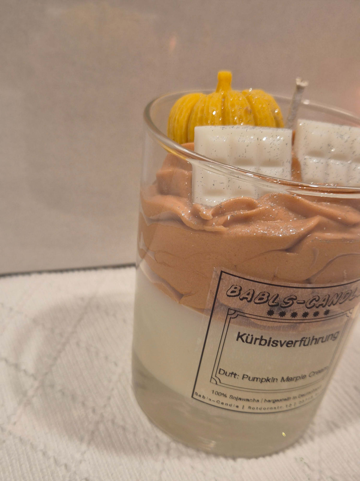 Babls-Candle Kürbisverführung Duftkerze im Glas – Seitenansicht mit Wachsdekor und Produktetikett