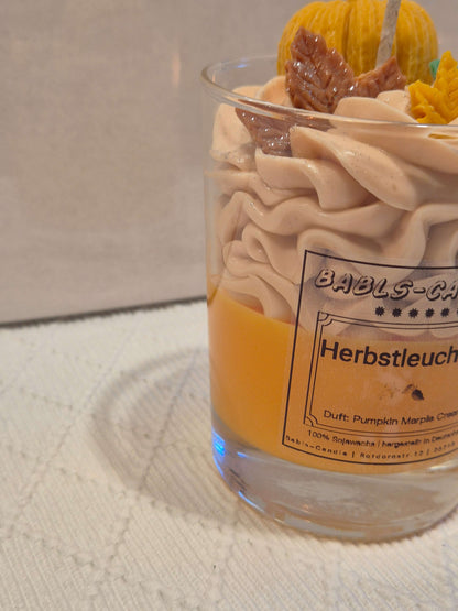 Herbstleuchten Kerze Nahaufnahme seitlich – handgegossene Sojawachskerze Pumpkin Maple Cream Duft