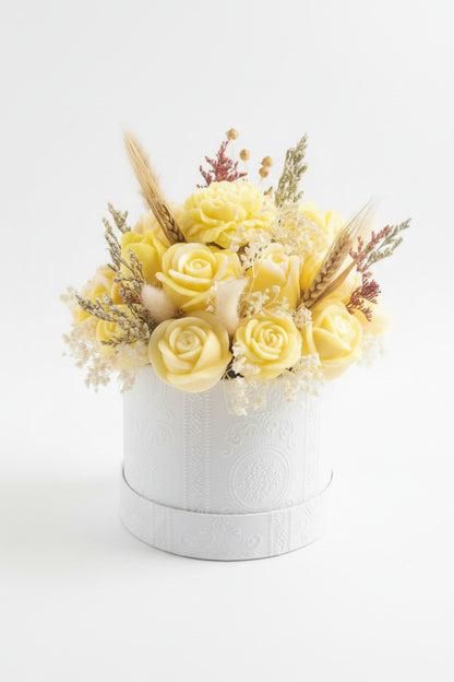 Blumenstrauß Kerze aus Sojawachs mit cremefarbenen Wachsrosen und Trockenblumen in weißer Schachtel – Babls Candle