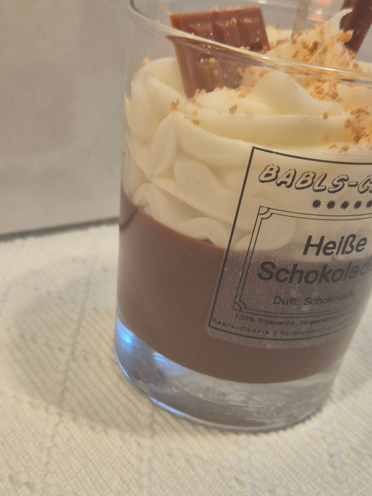 Heiße-Schokolade-Duftkerze von Babls-Candle mit Schokoladen-Topping, Ansicht von links