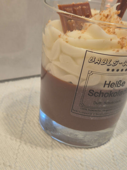 Heiße-Schokolade-Duftkerze von Babls-Candle mit Schokoladen-Topping, Ansicht von links