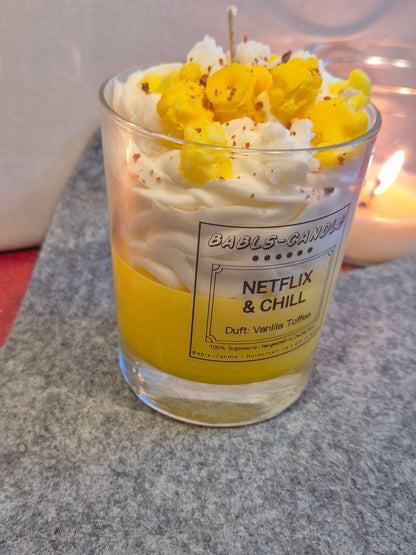 Handgemachte Netflix & Chill Kerze Seitenansicht - Premium Sojawachs Duftkerze Made in Germany
