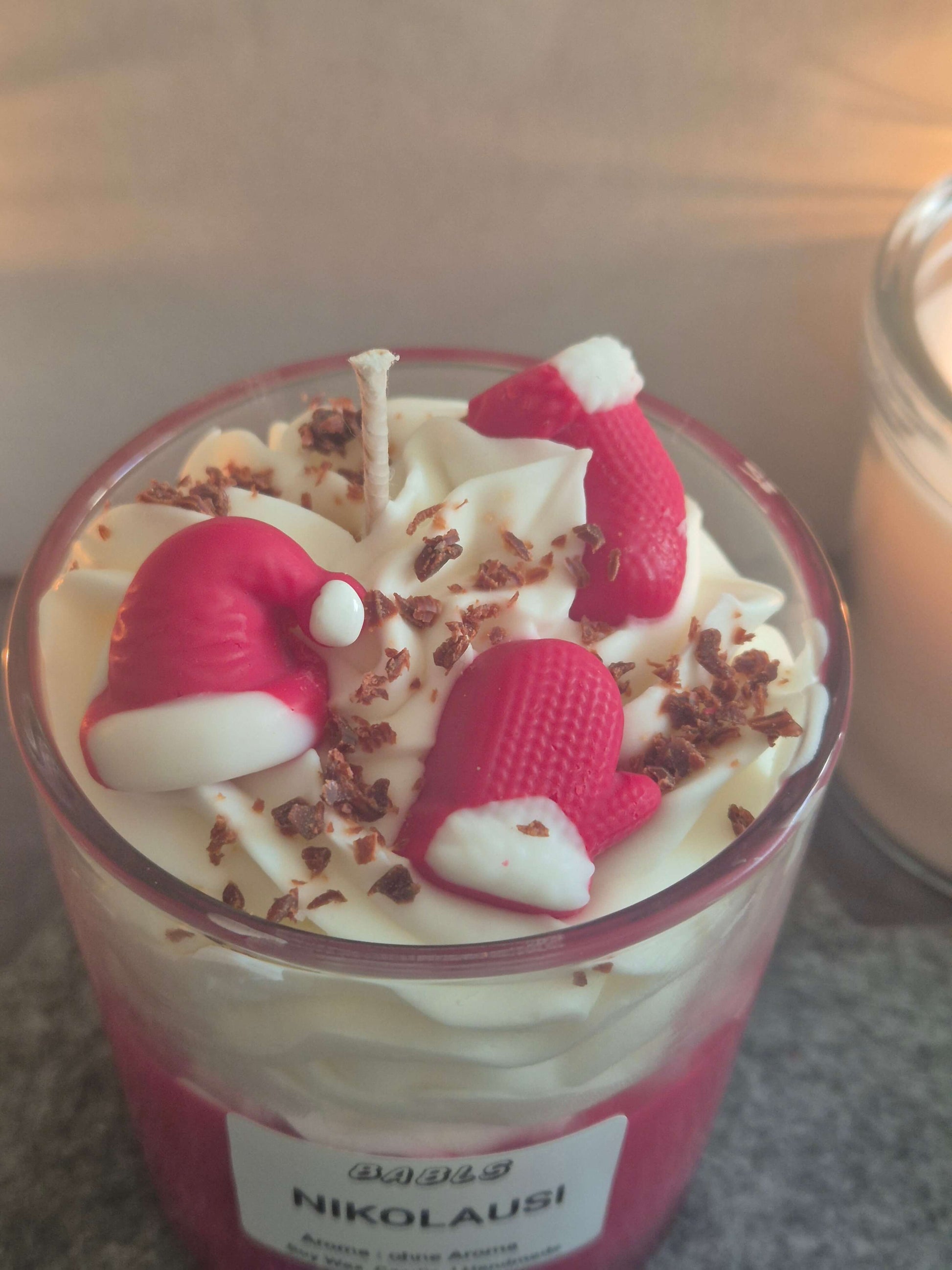 Nikolausi Kerze - Draufsicht mit Sahnetopping und Weihnachtsdekoration