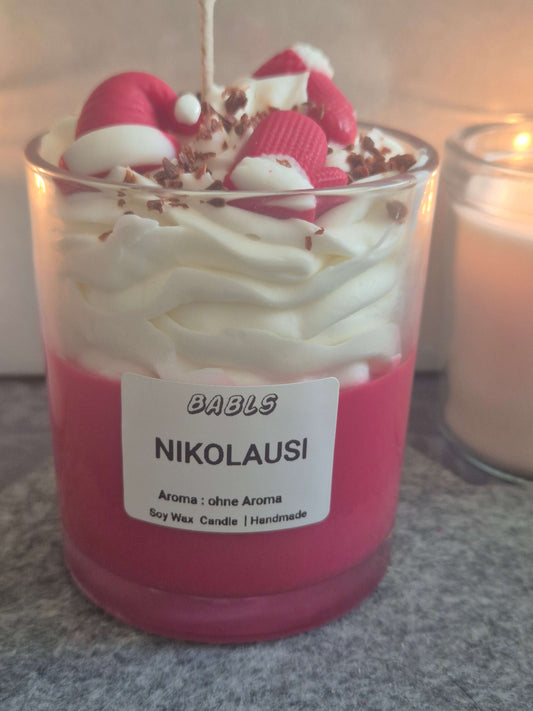 Nikolausi Kerze aus Sojawachs - Frontansicht mit festlicher Dekoration