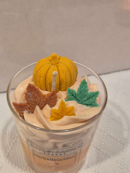 Herbstleuchten Kerze von oben – Wachskürbis und bunte Herbstblätter Deko auf Sojawachs-Kerze handgemacht