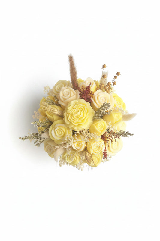 Blumenstrauß Sojawachs Kerze von oben – handgemacht mit Wachsrosen und Trockenblumen – Babls Candle