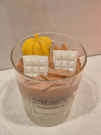 Babls-Candle Kürbisverführung Duftkerze – Draufsicht mit Kürbis-Wachsdeko und schokoladenbraunem Whipped-Wax-Topping