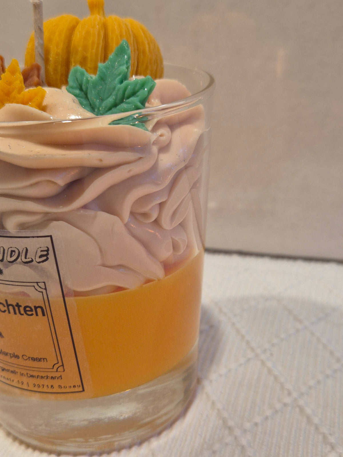 Herbstleuchten Kerze Seitenansicht – cremige Wachsswirls mit Kürbis-Ahorn Duft, vegane Sojawachskerze Babls-Candle