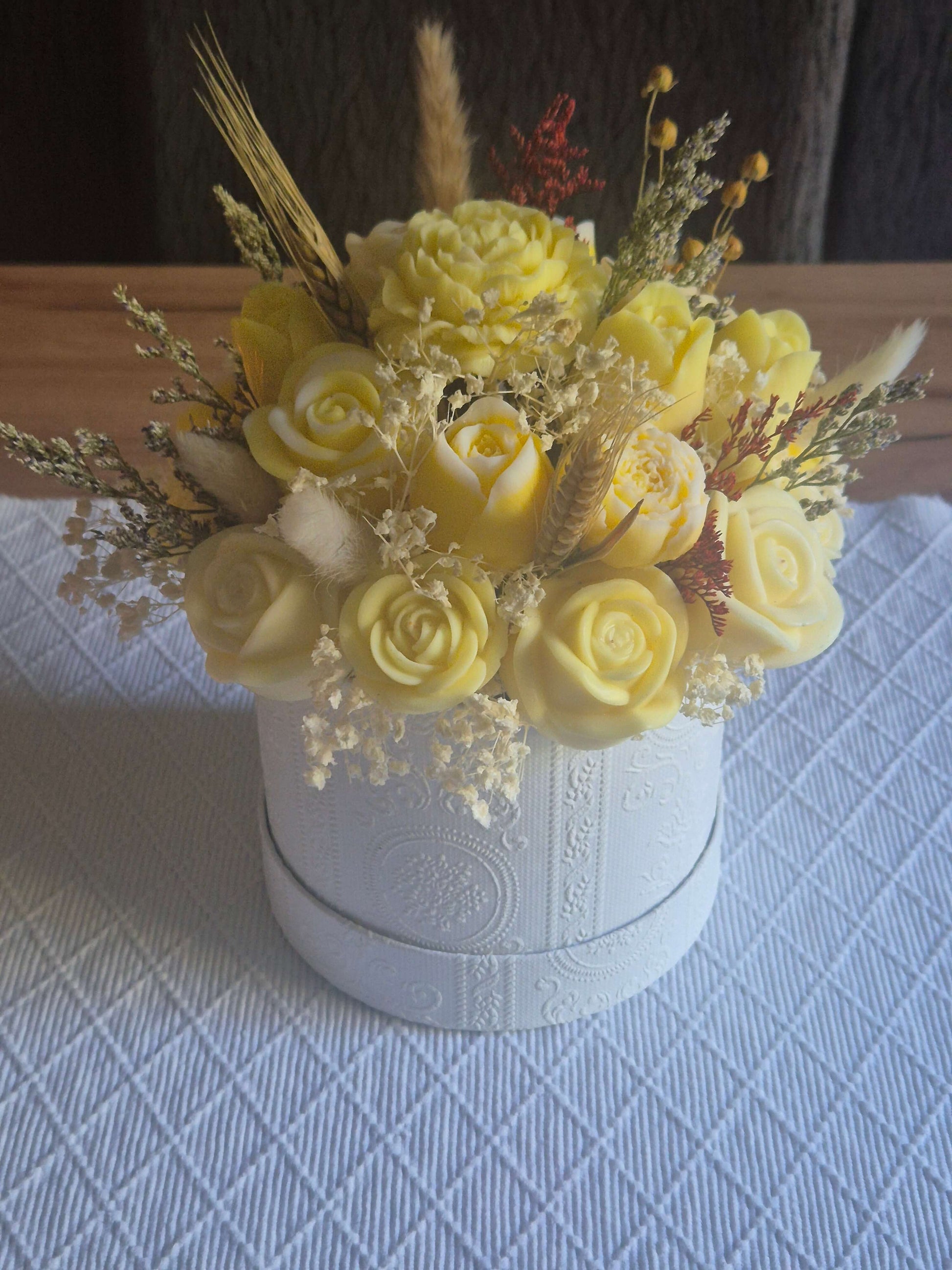 Blumenstrauß Kerze Vorderansicht – Geschenkidee Sojawachs Kerze mit Wachsrosen – Babls Candle