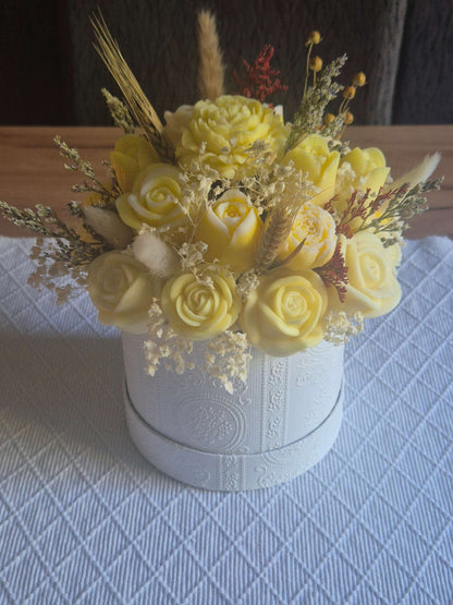 Blumenstrauß Kerze Vorderansicht – Geschenkidee Sojawachs Kerze mit Wachsrosen – Babls Candle