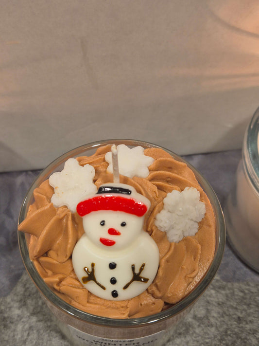 Winter Wonderland Kerze von oben - Sojawachskerze mit Schneeflocken und Schneemann Toppings
