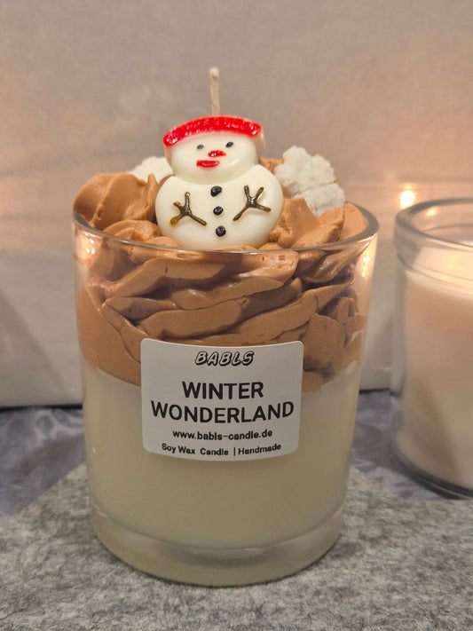 Winter Wonderland Kerze Sojawachs von vorne - duftfreie handgemachte Kerze mit Schneeflocken und Schneemann Deko
